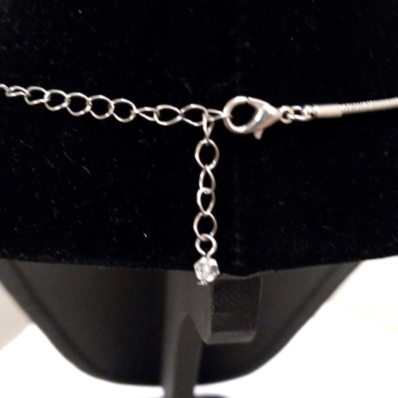 Silvertone 2.3/4" Hammered Pentant with Rhinestones & Silvertone Chain - Picture 4 of 5